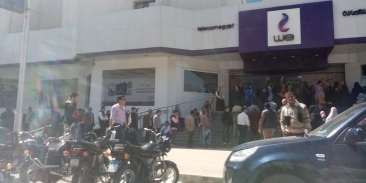 زحام أمام المصرية للإتصالات
