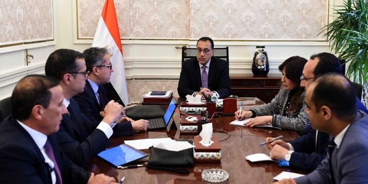رئيس الوزراء يتابع التداعيات الاقتصادية على قطاع السياحة بسبب كورونا