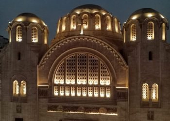 السياحة والآثار تنتهى من إضاءة الواجهات الخارجية لكنيسة البازيليك