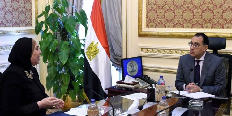 رئيس الوزراء يتابع حركة العمل بالمصانع وإتاحة مستلزمات الإنتاج