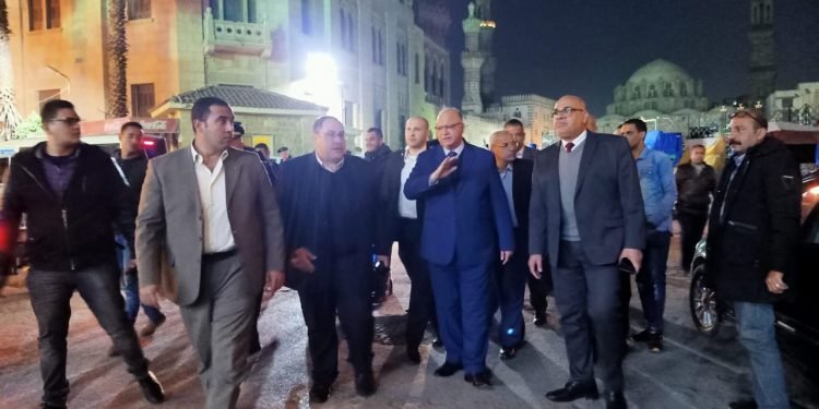 بالصور..محافظ القاهرة يقود حملة لتنفيذ قرار غلق المقاهى والمطاعم