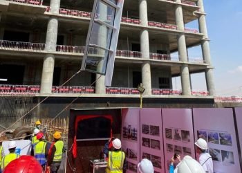 مساعد نائب رئيس هيئة المجتمعات العمرانية يتفقد سير العمل بمشروع الإسكان الاجتماعى بحدائق أكتوبر