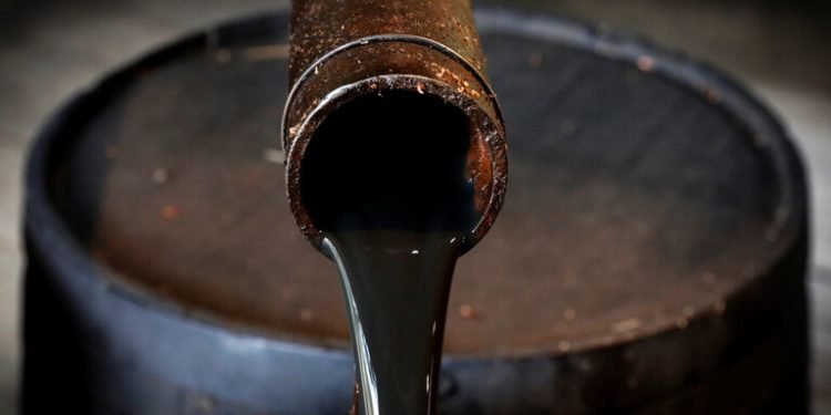 فاينينشيال تايمز : مستويات التخزين وراء انهيار خام النفط الأمريكى