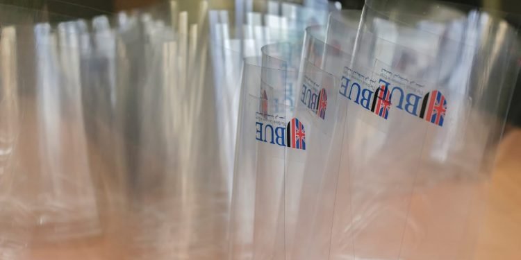 الجامعة البريطانية تتبرع بـ “دروع حماية الوجه” لمستشفى أبو الريش الياباني لمواجهة “كورونا”