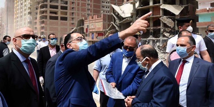 رئيس الوزراء يتوقف لمتابعة مشروع إنشاء 134 عمارة سكنية بديلة لسكان العشوائيات