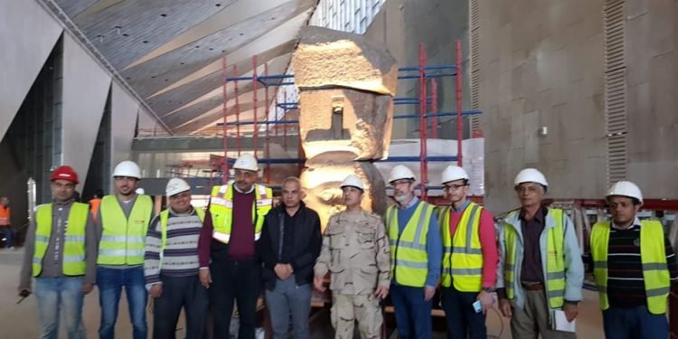 تثبيت وإضاءة القطع الأثرية الثقيلة علي الدرج العظيم بالمتحف المصري الكبير