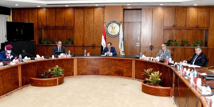 وزراء البترول والسياحة والطيران يبحثون التعاون في تنفيذ برنامج تحفيز الطيران