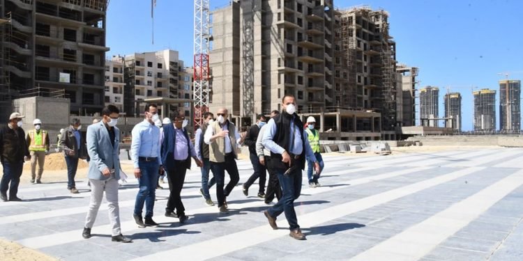 وزير الإسكان يتفقد منطقة الداون تاون بمدينة العلمين الجديدة