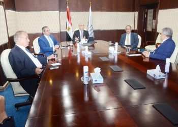 وزير الإسكان يتابع استمرار العمل بالمشروعات واجراءات حماية العاملين من فيروس كورونا