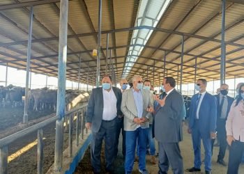وزير الزراعة ومحافظ البحيرة يتفقدان محطة الإنتاج الحيواني وتصنيع الالبان بغرب النوبارية