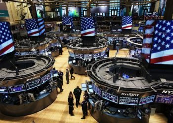 رويترز : وول استريت تفتح على تراجع بعد تصريحات ترامب