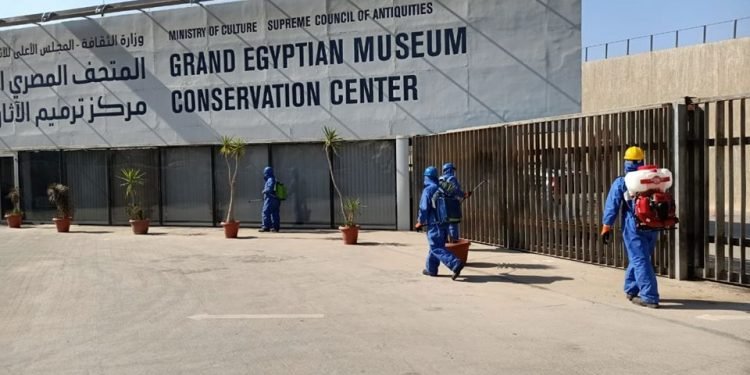 استمرار اعمال التعقيم بالمتحف الكبير للوقاية من فيروس كورونا |صور