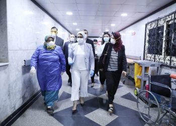 وزيرة الصحة للأطباء: أنتم أبطال تصنعون ملحمة في التصدي لفيروس كورونا | صور