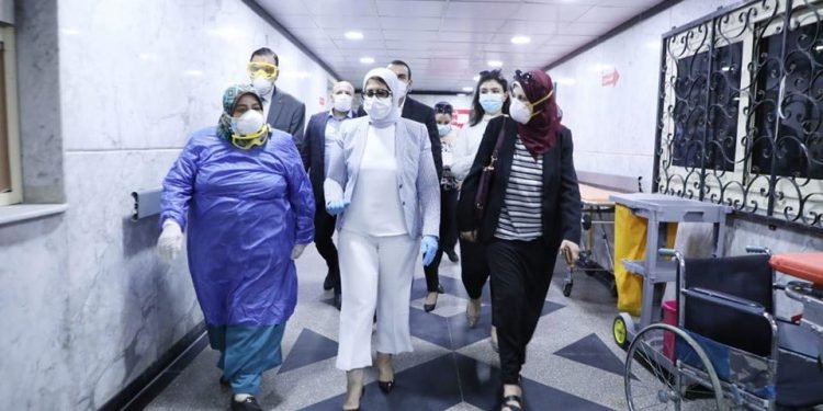 وزيرة الصحة للأطباء: أنتم أبطال تصنعون ملحمة في التصدي لفيروس كورونا | صور