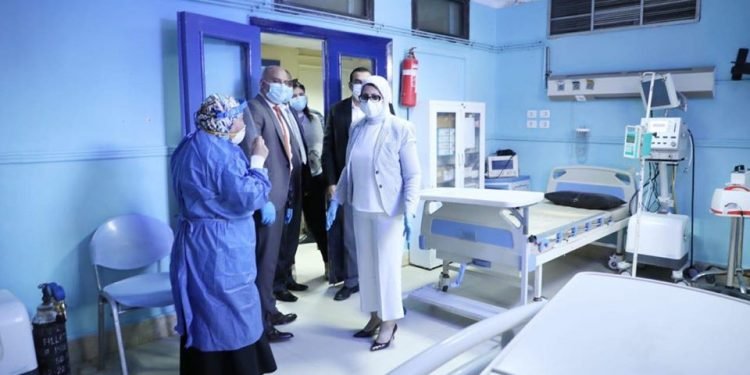 وزيرة الصحة للأطباء: أنتم أبطال تصنعون ملحمة في التصدي لفيروس كورونا | صور