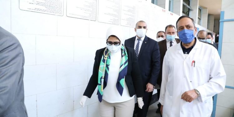 وزيرة الصحة: اعتماد نتائج الفحص الإكلينيكي وأشعة الصدر والتحاليل المعملية كوسائل لتشخيص الحالات المشتبه في إصابتها بالفيروس.. وبدء تلقي العلاج لحين ظهور نتيجة المسحة (pcr