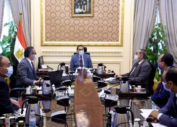 رئيس الوزراء يناقش خطة استئناف حركة السياحة الخارجية والطيران