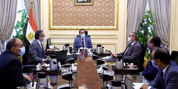 رئيس الوزراء يناقش خطة استئناف حركة السياحة الخارجية والطيران