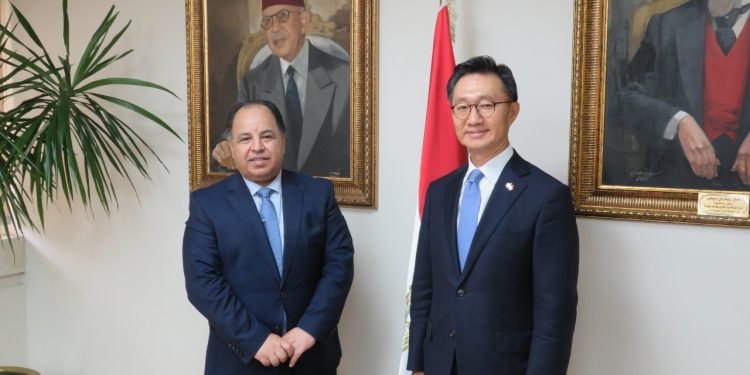 وزير المالية.. فى لقائه سفير كوريا الجنوبية بمناسبة انتهاء فترة عمله بمصر: توجيهات رئاسية بتحفيز الاستثمارات فى مصر خاصة الكورية
