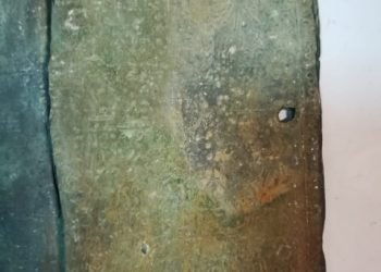 ضبط عملات اثرية وأجزاء من التوراة من القرن  ال 17 بمطار القاهرة /صور