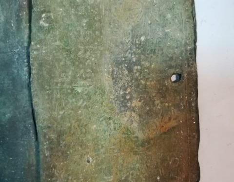 ضبط عملات اثرية وأجزاء من التوراة من القرن  ال 17 بمطار القاهرة /صور