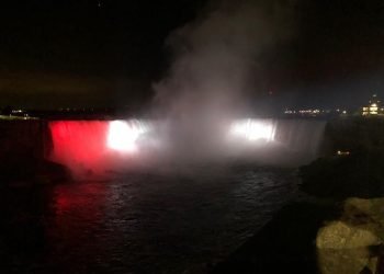 إضاءة شلالات نياجرا بألوان العلم المصري بمناسبة الاحتفال بثورة ٢٣ يوليو