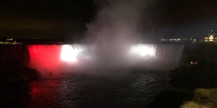 إضاءة شلالات نياجرا بألوان العلم المصري بمناسبة الاحتفال بثورة ٢٣ يوليو