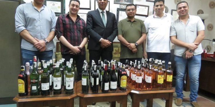 رجال الجمارك وسط الزجاجات المهربة