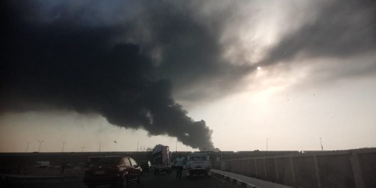 انفجار فى خط المازوت بطريق الاسماعيلية و الدفع بعشرات من عربات الاطفاء / صور