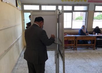 وزير المالية عقب التصويت : نزول الشعب فى الانتخابات نموذجًا حضاريًا | صور