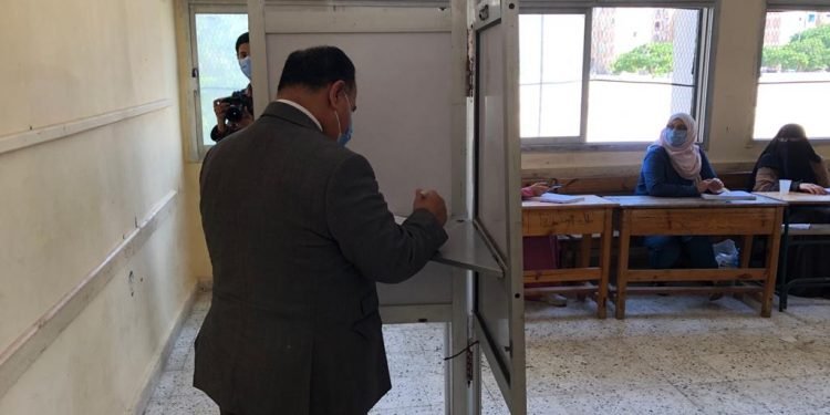 وزير المالية عقب التصويت : نزول الشعب فى الانتخابات نموذجًا حضاريًا | صور