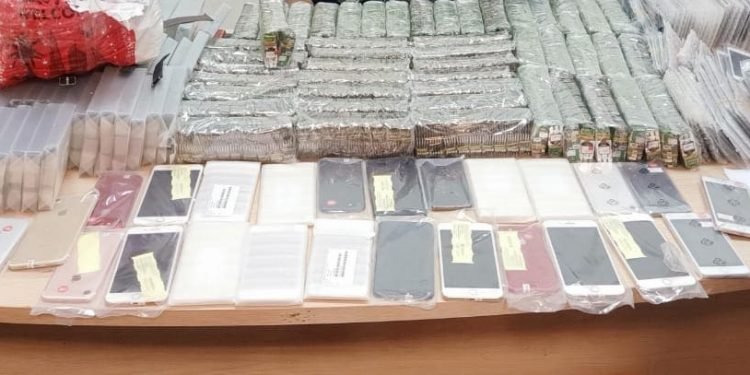 جمارك مطار القاهرة تحبط تهريب هواتف محمولة وقطع غيارها ومستلزماتها