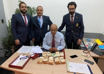 ضبط كمية من النقد الأجنبى بمطار القاهرة قبل التهريب | صور