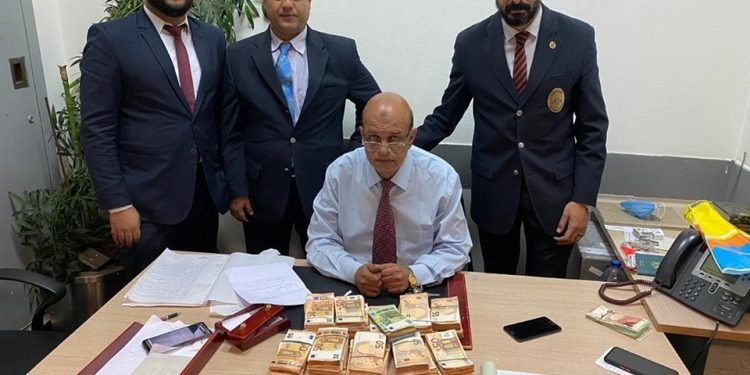 ضبط كمية من النقد الأجنبى بمطار القاهرة قبل التهريب | صور
