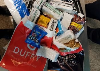 ضبط هواتف اى فون داخل أكياس شيكولاته بمطار القاهرة |صور