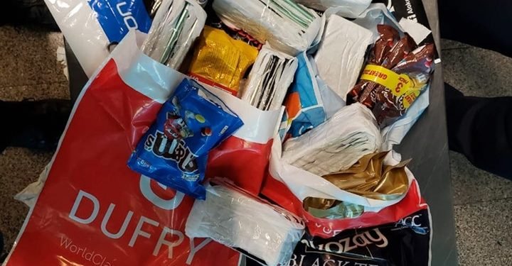 ضبط هواتف اى فون داخل أكياس شيكولاته بمطار القاهرة |صور