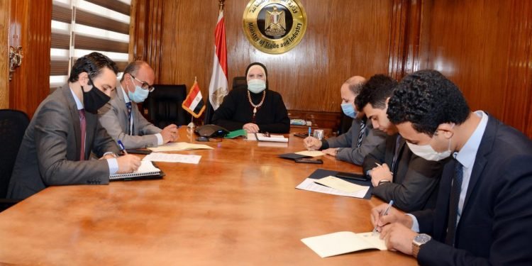 وزيرة التجارة والصناعة تبحث مع سفير الصين بالقاهرة تعزيز التعاون الاقتصادي بين البلدين