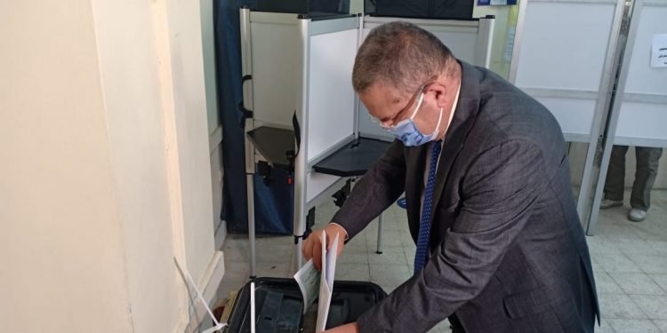 وزير قطاع الأعمال العام يدلي بصوته في انتخابات مجلس الشيوخ