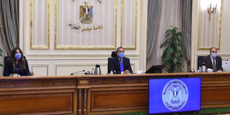 رئيس الوزراء يستعرض ملامح الخطة الاستراتيجية لإنشاء محطات تحلية مياه البحر 2020-2050