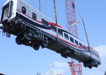 وزير النقل يعلن وصول دفعة من عربات ركاب السكك الحديدية الجديدة بإجمالي 22 عربة| صور