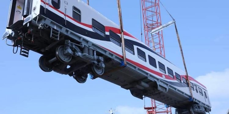 وزير النقل يعلن وصول دفعة من عربات ركاب السكك الحديدية الجديدة بإجمالي 22 عربة| صور