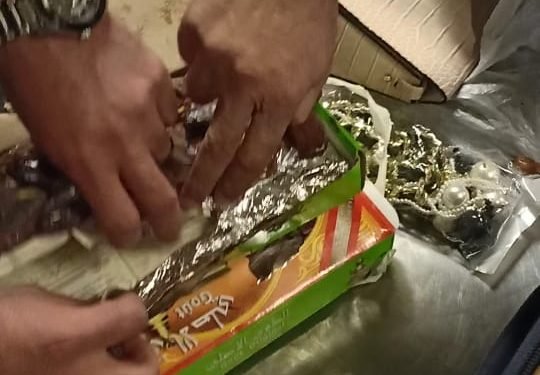 ضبط قطعتى حشيش و أقراص ترامادول مخبأة داخل البلح بجمارك القاهرة | صور