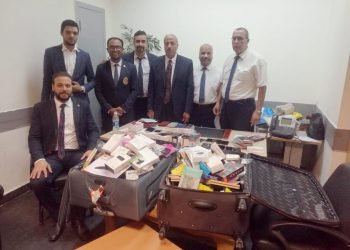 ضبط عدد من الهواتف المحمولة وقطع الغيار والإكسسوارات بمطار القاهرة