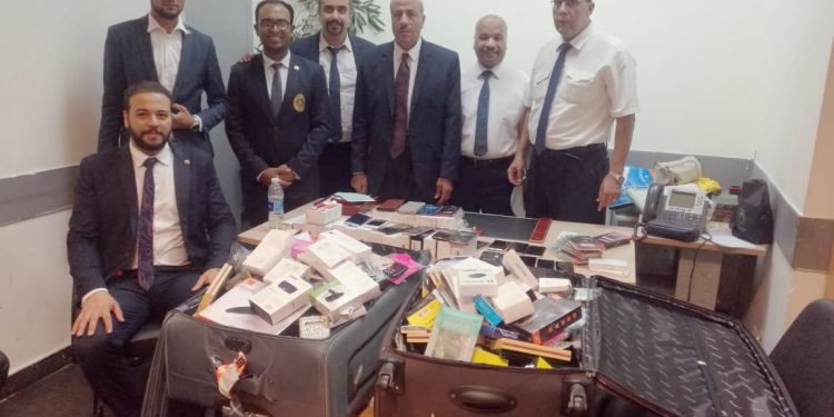 ضبط عدد من الهواتف المحمولة وقطع الغيار والإكسسوارات بمطار القاهرة