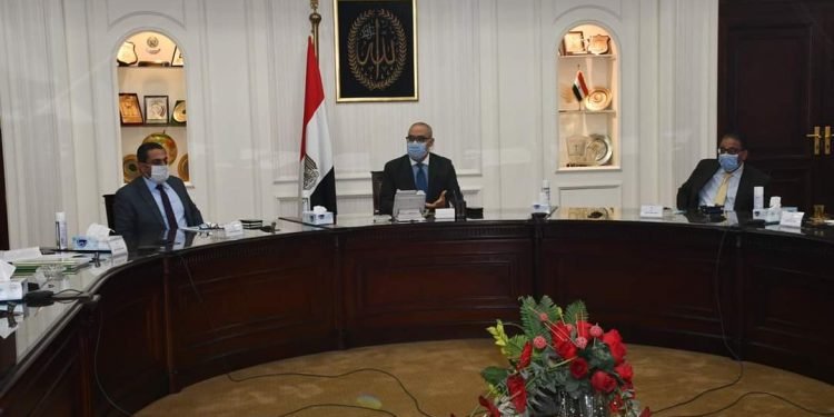 وزير الاسكان يستعرض اشتراطات ضبط العمران بعدة محافظات