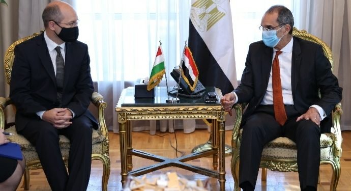 وزير الاتصالات يبحث التعاون مع سفير المجر فى مجالات الذكاء الاصطناعى
