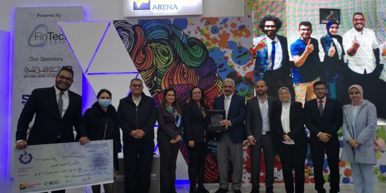 تكربم فريق جامعة الأزهر الفائز بمسابقة “ايناكتس العالمية”.. و٥٠ ألف جنيه جائزة مقدمة من أكاديمية البحث العلمي