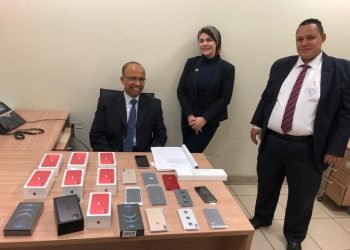جمارك مطار القاهرة تضبط محاولة تهريب عدد من الهواتف المحمولة