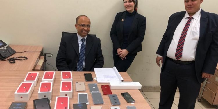 جمارك مطار القاهرة تضبط محاولة تهريب عدد من الهواتف المحمولة