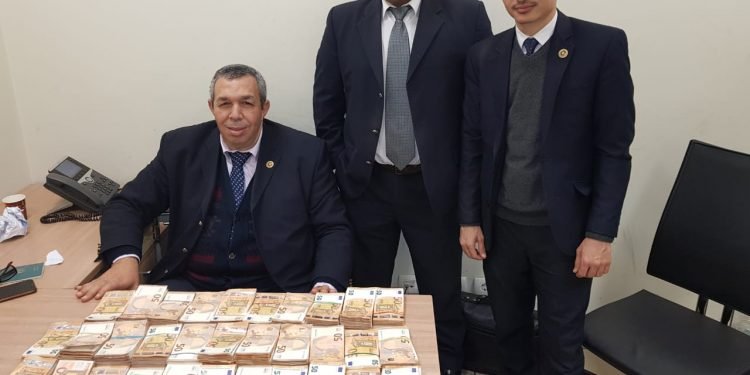 جمارك مطار القاهرة تحبط محاولة تهريب 185 ألف يورو إلى داخل البلاد